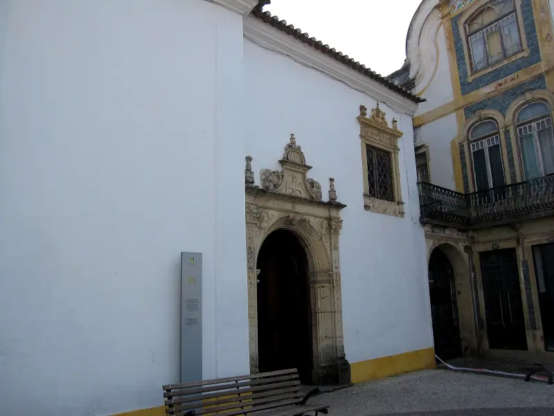 A Capela de Santa Iria liga o património construído à memória religiosa da padroeira de Tomar.