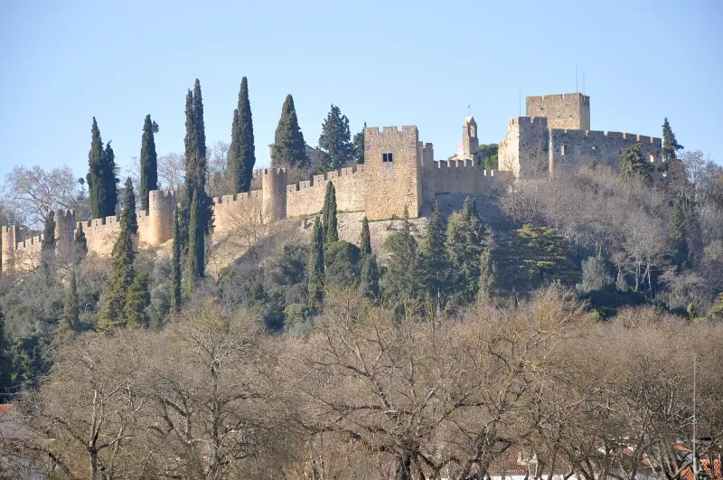 Vista exterior do Castelo dos Templários, em Tomar