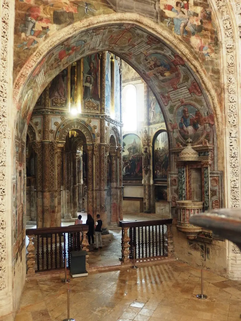 A visita à Charola permite observar de perto a arquitetura e a decoração do conjunto conventual.