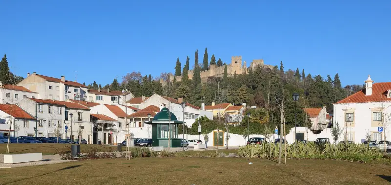A colina do castelo vista da Várzea Grande ajuda a perceber a relação entre a cidade e a sua posição defensiva. Fotografia de 2022.