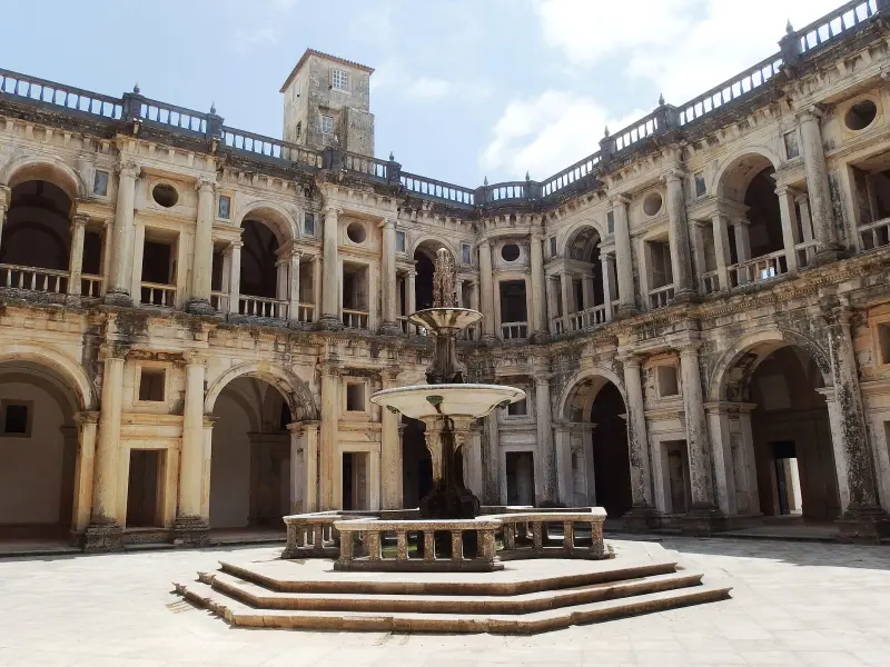 O Claustro de D. João III integra a descoberta do conjunto conventual na colina de Tomar.
