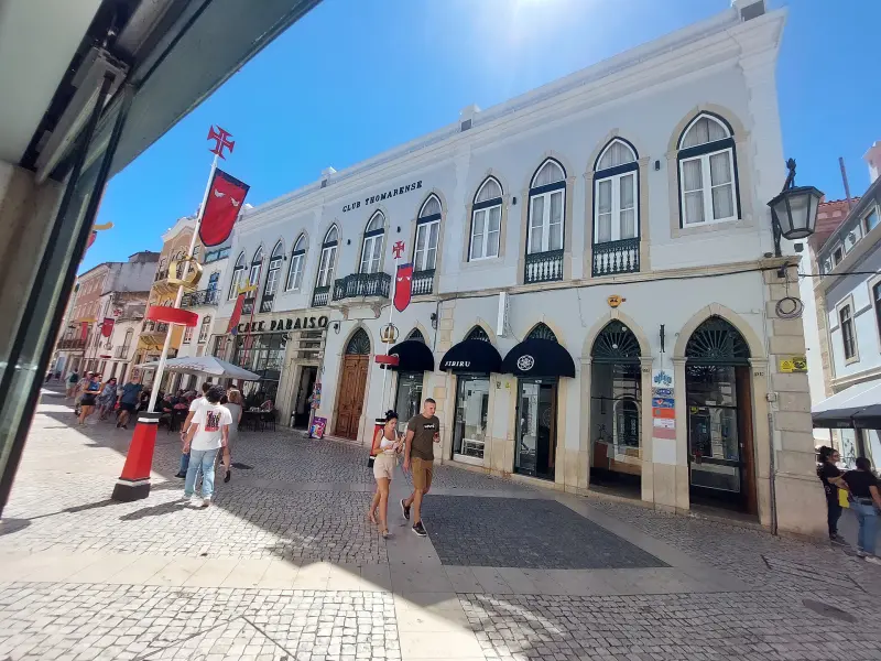 Edifício identificado como Club Thomarense no inventário patrimonial municipal. A designação histórica conserva o grupo «th».