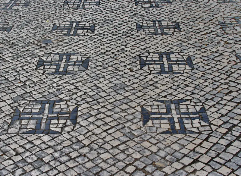 A cruz da Ordem de Cristo na calçada de Tomar: uma evocação urbana da herança da ordem. A imagem não representa a bula de fundação.