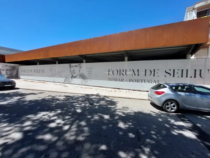 Vestígios do fórum de Sellium, a cidade romana anterior à vila templária. Fotografia de 2023.