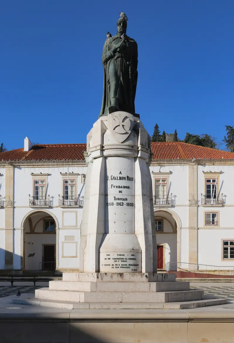 Estátua de Gualdim Pais na Praça da República. O monumento homenageia o fundador medieval e foi inaugurado no século XX.