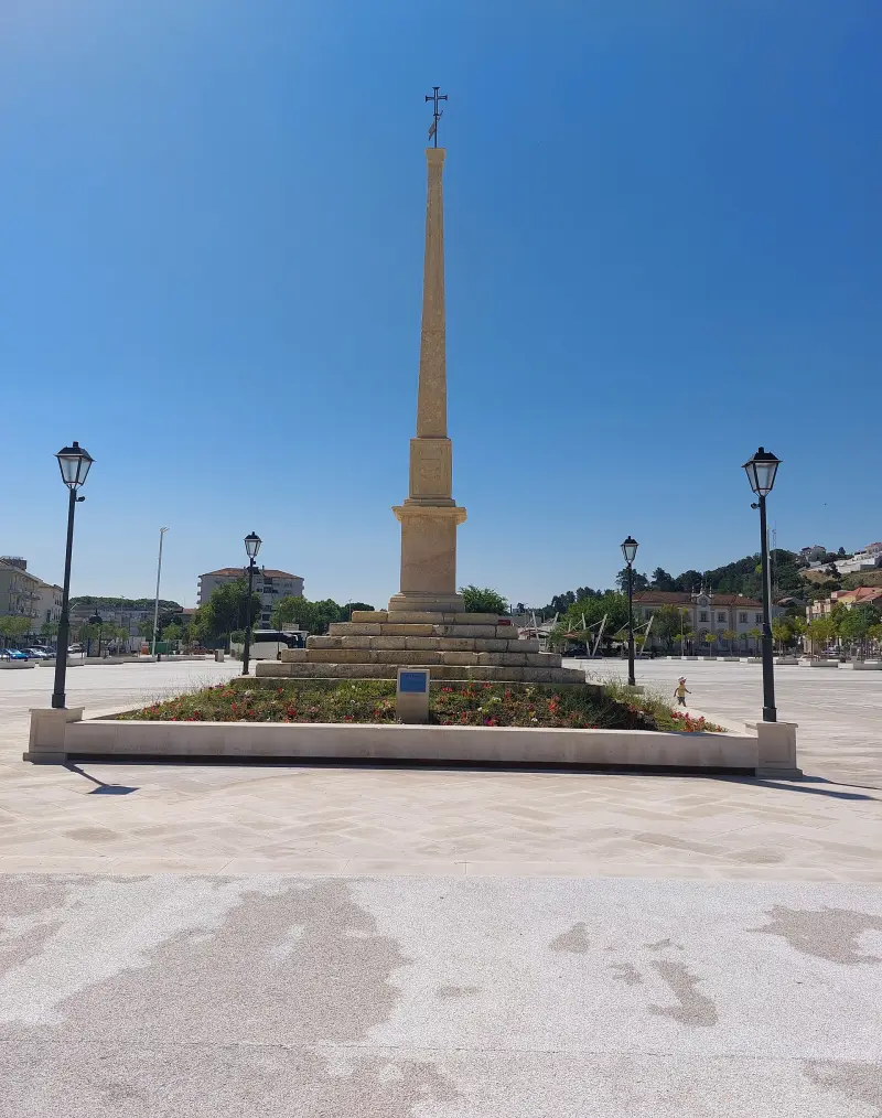 O Padrão Filipino conserva na cidade a memória do período da monarquia filipina. Fotografia de 2023.