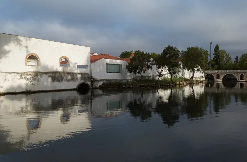 A Levada e a Ponte Velha permitem ligar o percurso pelo centro histórico à paisagem do Nabão.