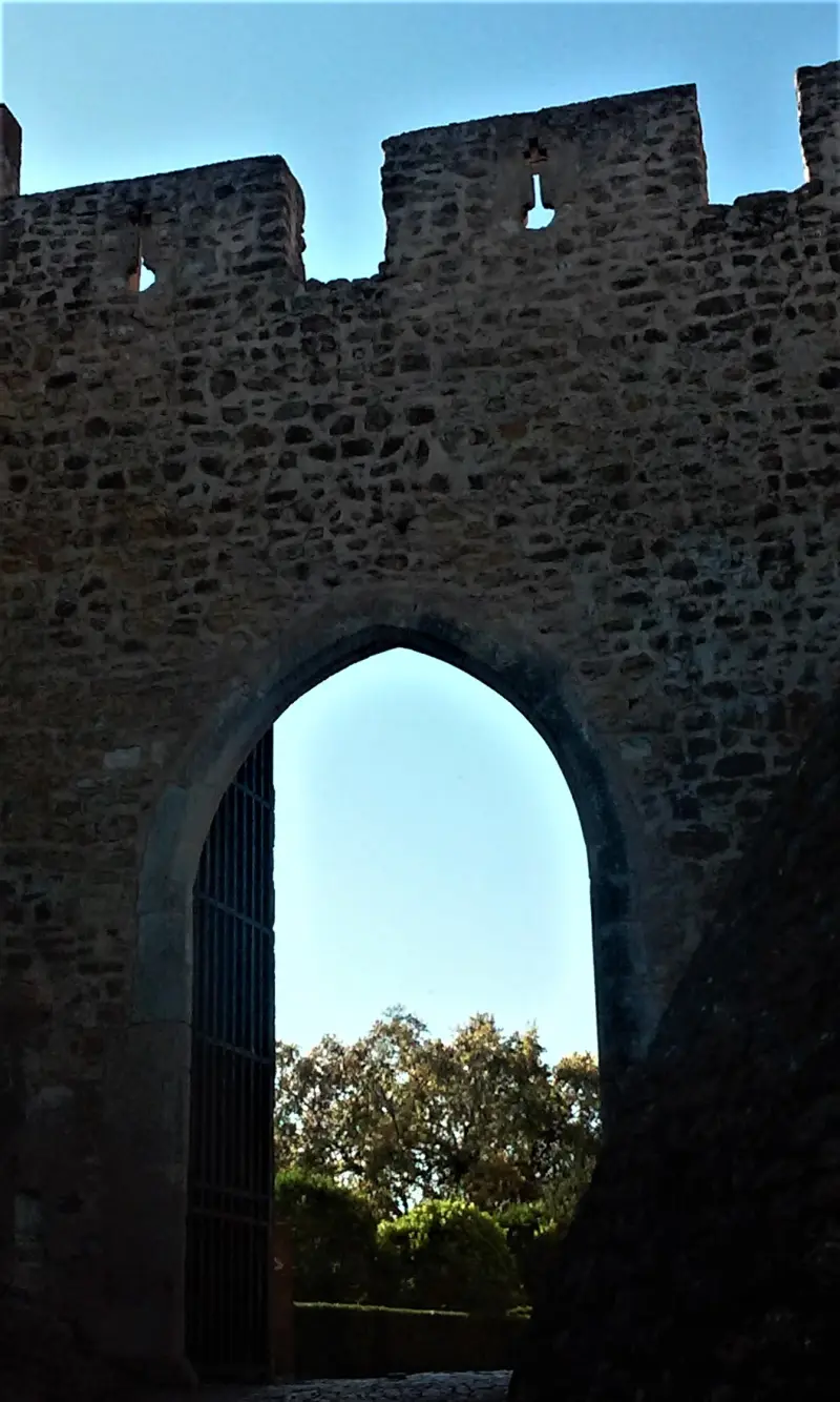 Uma porta nas muralhas do Castelo de Tomar ilustra a arquitetura defensiva. A fotografia não identifica nem reconstitui o ataque de 1190.