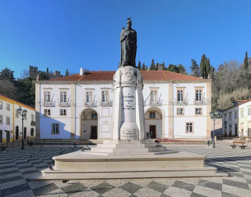 Praça da República, no centro histórico de Tomar, com a estátua de Gualdim Pais