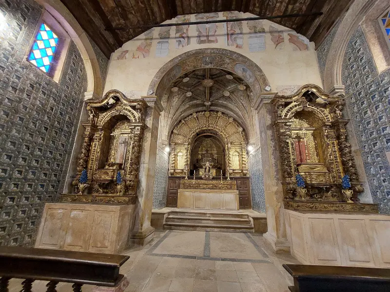 O altar-mor da Capela de Santa Iria evoca a tradição religiosa local. É património de épocas posteriores, não um vestígio arqueológico de Nabância.
