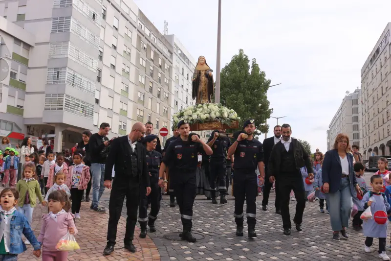 Imagem que acompanha a notícia «TOMAR - Cumpriu-se a tradição. Centenas de crianças recordaram Santa Iria e coloriram Nabão com um ‘mar’ de pétalas» (Rádio Hertz)