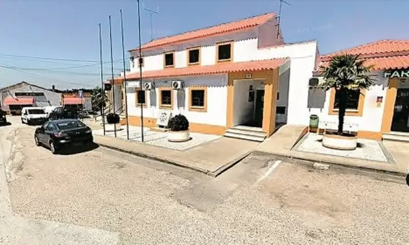 Imagem que acompanha a notícia «TOMAR - Centro de Saúde de São Pedro entrou em obras. Utentes encaminhados para Olalhas durante os dois próximos meses» (Rádio Hertz)