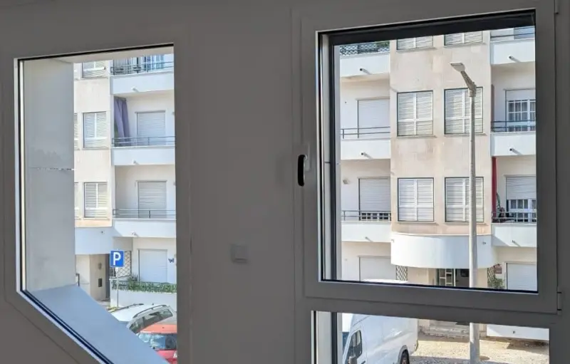 Imagem que acompanha a notícia «TOMAR - Procura pelas habitações a custos acessíveis na Choromela e em Marmelais ‘triplica’ a oferta! Há 153 candidaturas para 44 imóveis» (Rádio Hertz)