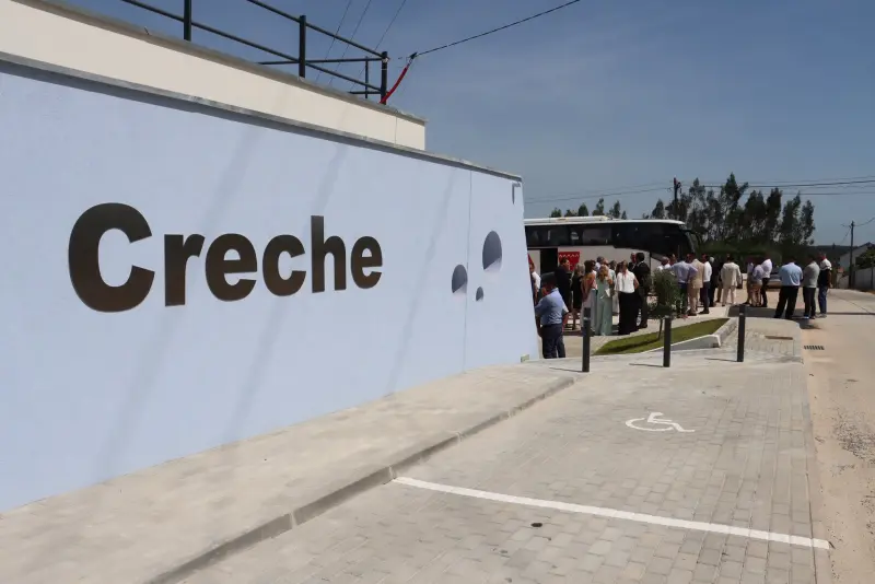 Imagem que acompanha a notícia «OURÉM - Já está concluída a hasta pública para concessão da creche das Louçãs» (Rádio Hertz)