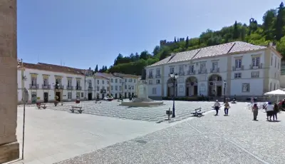 Imagem que acompanha a notícia «TOMAR - Viagem de presidente, vereadores com pelouros e dirigentes ao Norte do país custou cerca de 9500 euros. Tiago Carrão fala em «alargar horizontes». Hugo Cristóvão aponta para «modelo abusivo»» (Rádio Hertz)