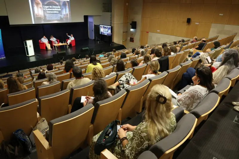 Imagem que acompanha a notícia «FERREIRA DO ZÊZERE - Bibliotecas Públicas debateram oportunidades e desafios da IA no II Encontro da RBPMT» (Rádio Hertz)