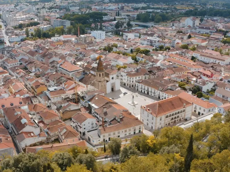 Imagem que acompanha a notícia «Protocolo com ISCTE vai levar estudantes a desenvolver trabalhos sobre Tomar» (mediotejo.net)