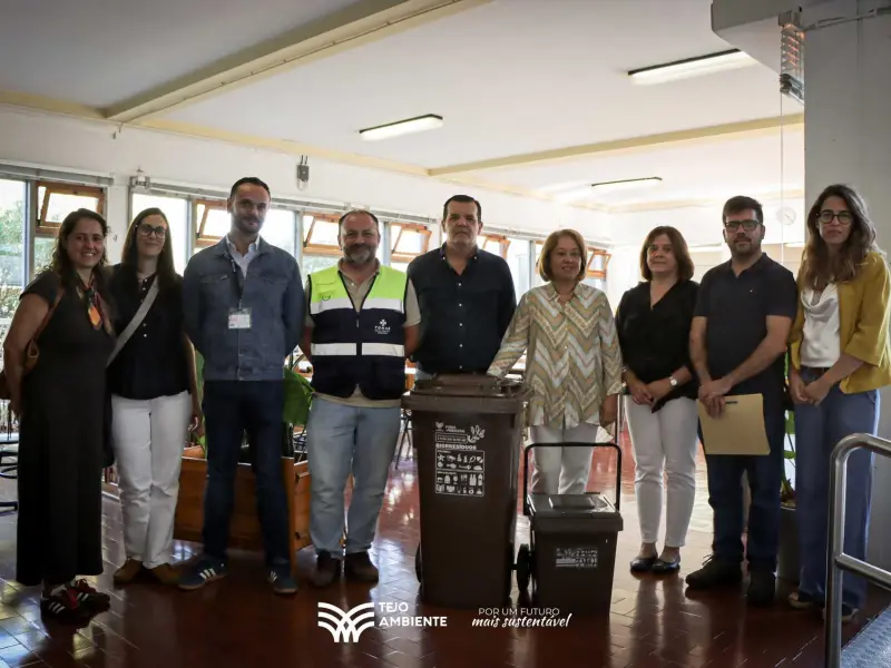 Imagem que acompanha a notícia «Duas escolas secundárias de Tomar passam a separar resíduos alimentares para valorização» (mediotejo.net)