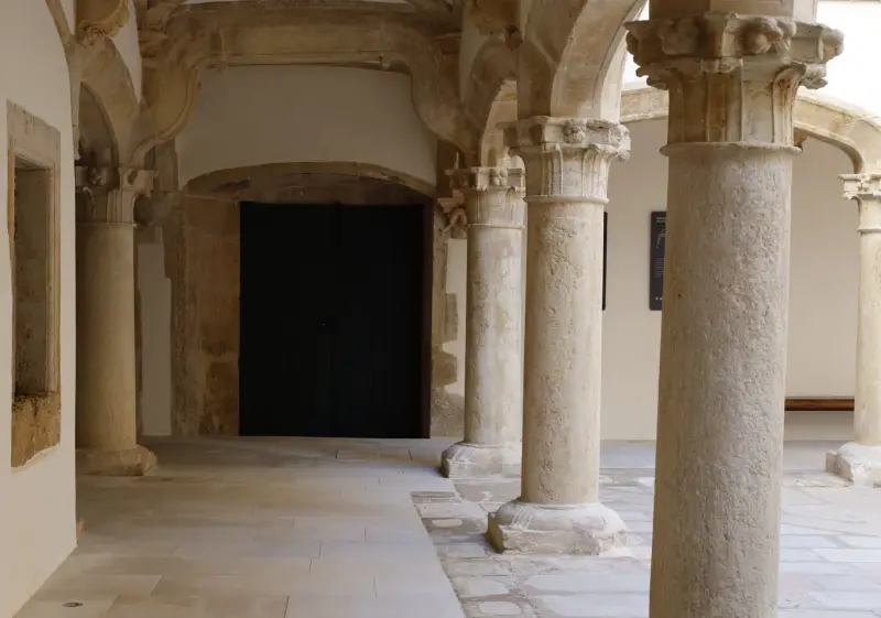 Imagem que acompanha a notícia «TOMAR - Convento de Cristo congratula-se com a conclusão das obras de conservação e restauro no Claustro de Santa Bárbara» (Rádio Hertz)