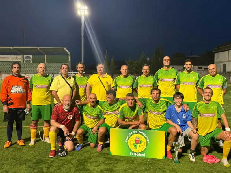 Imagem que acompanha a notícia «FUTEBOL - Veteranos do Torres Novas e do Alferrarede disputaram Troféu Vítor Falcão» (Rádio Hertz)