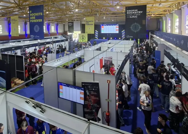 Imagem que acompanha a notícia «CONSTÂNCIA - European Rocketry Challenge torna a Vila Poema num palco de lançamento de foguetões» (Rádio Hertz)