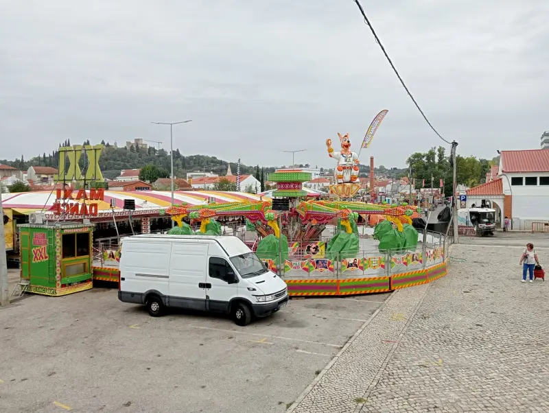 Imagem que acompanha a notícia «TOMAR - PS acusa executivo camarário de prejudicar associações na Feira de Santa Iria. Samuel Fontes nega e garante que coletividades têm sido informadas» (Rádio Hertz)