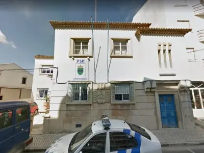 Imagem que acompanha a notícia «ENTRONCAMENTO - Polícia Municipal ficará instalada nas antigas instalações da PSP, cujo edifício será requalificado. Mas, até lá, ainda há várias ‘etapas’ a cumprir» (Rádio Hertz)