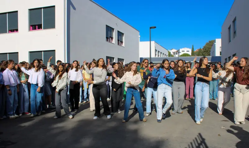 Imagem que acompanha a notícia «ALCANENA - Escola Secundária ganhou uma ‘nova vida’. Está inaugurada a requalificação de um edifício… onde são os alunos que ‘escrevem’ o futuro» (Rádio Hertz)