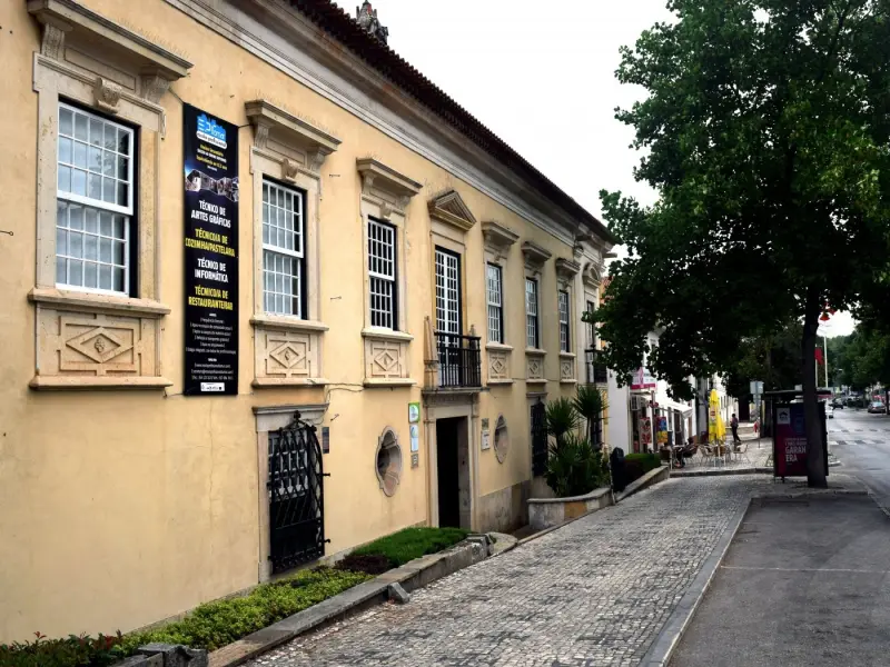 Imagem que acompanha a notícia «Tomar aprova apoio de 35 mil euros a escola profissional com dificuldades financeiras» (mediotejo.net)