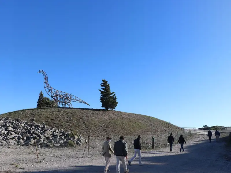 Imagem que acompanha a notícia «Torres Novas assinala 30 anos do Monumento das Pegadas de Dinossáurios com passeio interpretativo» (mediotejo.net)