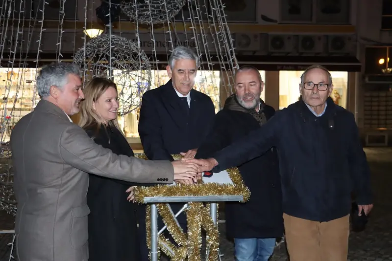 Imagem que acompanha a notícia «OURÉM - Câmara aprovou contratação de iluminação de Natal» (Rádio Hertz)