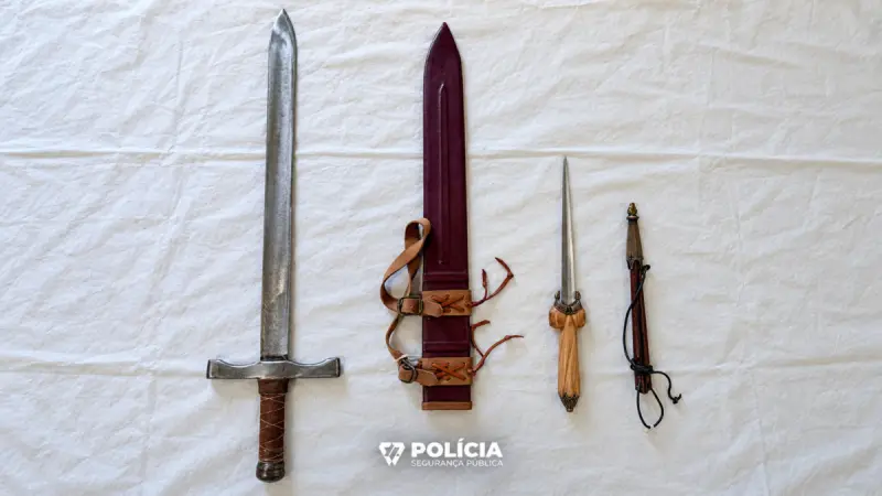Imagem que acompanha a notícia «PSP apreende armas brancas durante evento de recriação histórica em Tomar» (RCA Ribatejo)