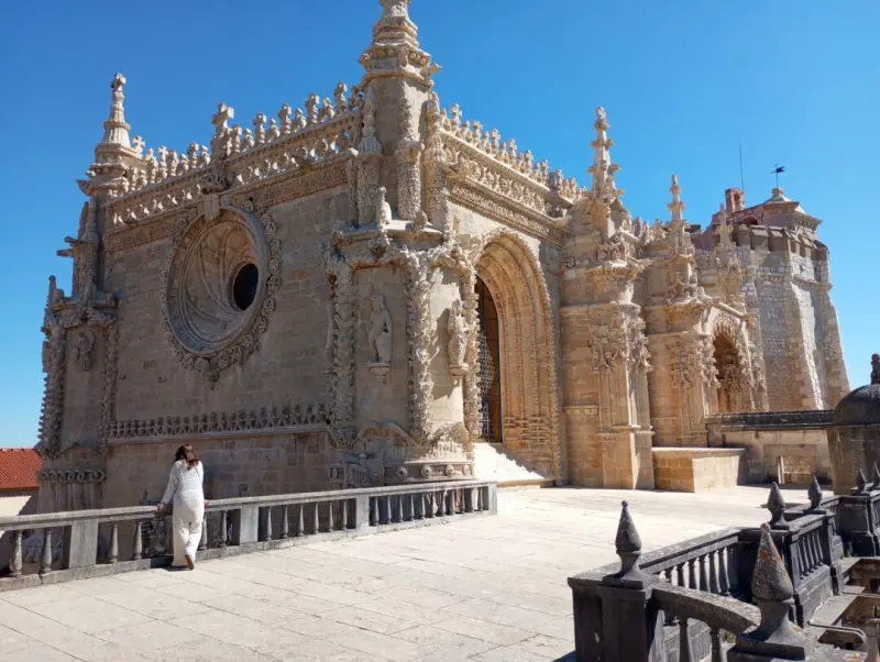 Imagem que acompanha a notícia «Convento de Cristo reabre claustros com visita noturna» (RCA Ribatejo)