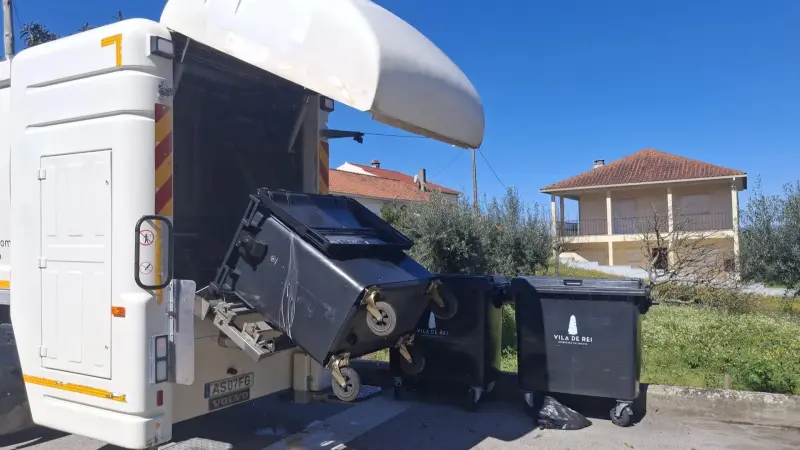 Imagem que acompanha a notícia «Vila de Rei realiza nova lavagem e desinfeção de contentores» (Tomar TV)