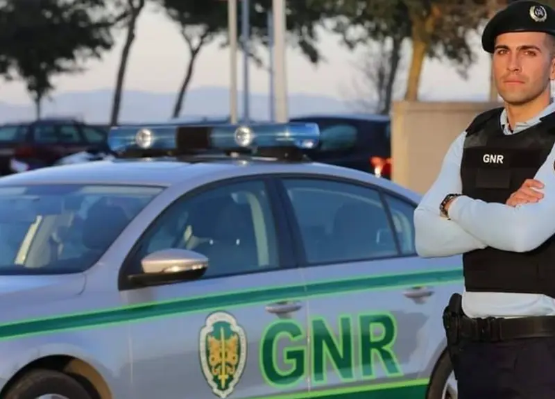 Imagem que acompanha a notícia «BOMBARRAL - Jovem identificado pela GNR por suspeitas de furto» (Rádio Hertz)