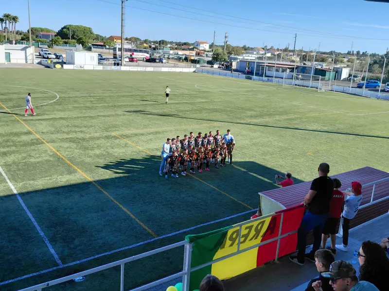 Imagem que acompanha a notícia «FUTEBOL - 1.ª Distrital. U. Tomar sai goleado de Porto Alto… e Samora Correia é lider isolado» (Rádio Hertz)