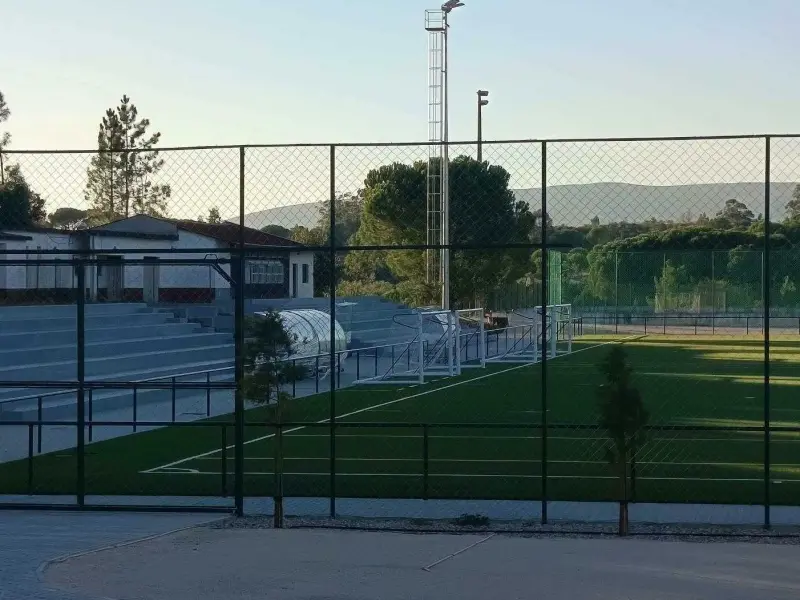 Imagem que acompanha a notícia «Torres Novas procura solução para balneários e abertura do campo da Meia Via» (MedioTejo.net)