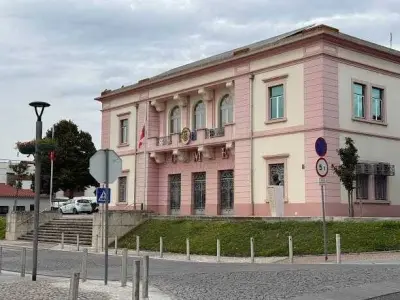 Imagem que acompanha a notícia «Entroncamento retira proposta de reservar três lugares públicos para escola de condução após críticas» (MedioTejo.net)
