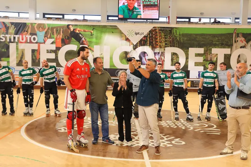 Imagem que acompanha a notícia «HÓQUEI EM PATINS - Sp. Tomar perdeu com o Benfica na apresentação aos sócios e adeptos… em dia de homenagem ao campeão do Mundo, Nuno Lopes» (Rádio Hertz)