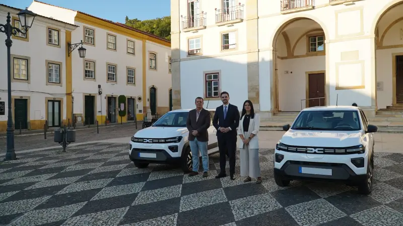 Imagem que acompanha a notícia «TOMAR - Município adquiriu viaturas elétricas para os fiscais» (Rádio Hertz)