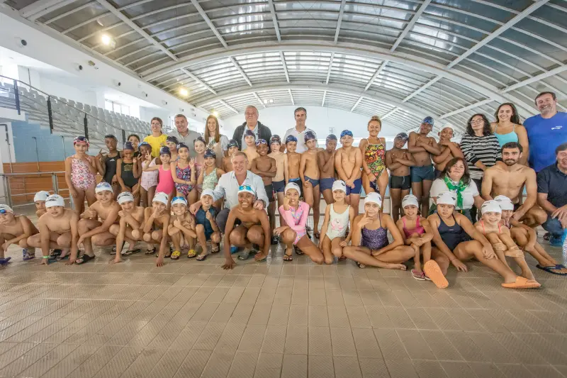 Imagem que acompanha a notícia «ABRANTES - Projeto “Abrantes a Nadar” arrancou para mais um ano letivo com cerca de 300 alunos» (Rádio Hertz)