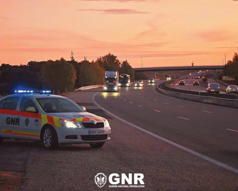 Imagem que acompanha a notícia «SANTARÉM - GNR deteve 30 pessoas durante a última semana. Conduzir sob efeito do álcool continua a ser o crime com mais ocorrências» (Rádio Hertz)