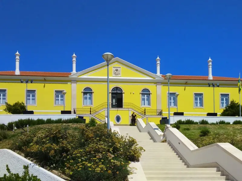 Imagem que acompanha a notícia «Câmara de Torres Novas reorganiza estrutura e prevê 28 postos para escolas e Urbanismo» (mediotejo.net)