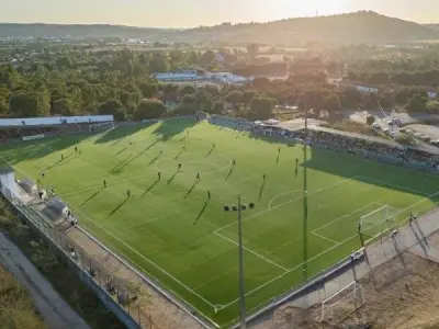 Imagem que acompanha a notícia «Casa do Povo do Pego passa a deter todo o terreno do campo de futebol» (mediotejo.net)
