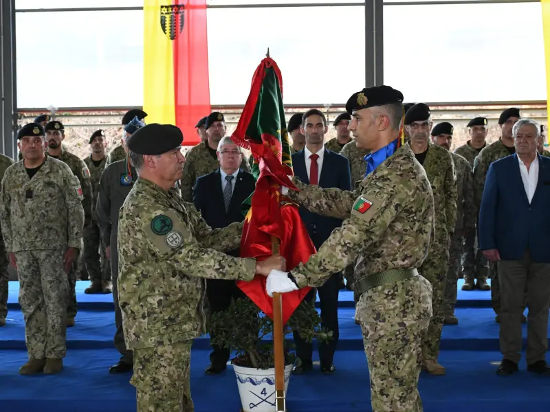 Imagem que acompanha a notícia «Estandarte regressa a Santa Margarida após sete meses de missão na Eslováquia» (mediotejo.net)