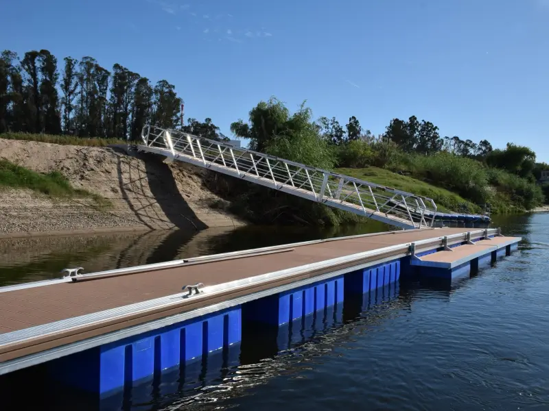 Imagem que acompanha a notícia «Constância instala novos cais flutuantes no Tejo para reforçar apoio às atividades náuticas» (mediotejo.net)