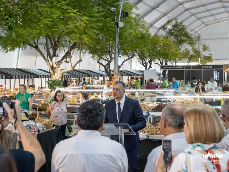 Imagem que acompanha a notícia «Feira Nacional dos Frutos Secos abre com apelo à valorização da produção e comércio local» (mediotejo.net)