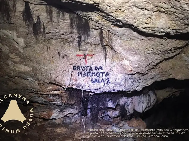 Imagem que acompanha a notícia «Alcanena apresenta estudo sobre utilizações pré-históricas da Gruta da Marmota» (mediotejo.net)