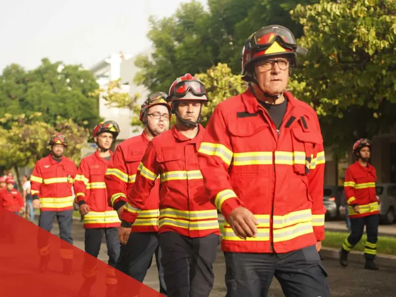 Imagem que acompanha a notícia «Bombeiros Voluntários Torrejanos celebram 95 anos com sessão solene e desfile de viaturas» (mediotejo.net)