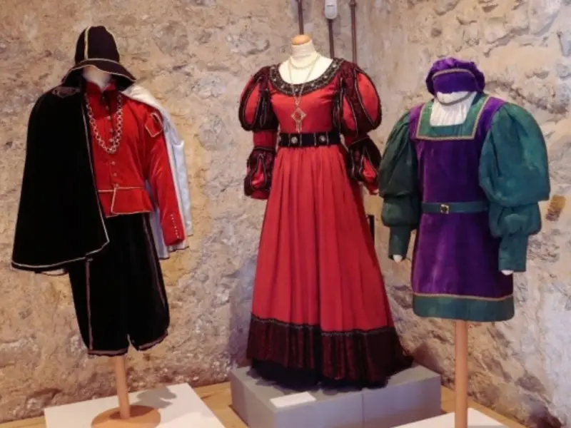 Imagem que acompanha a notícia «Exposição no Castelo de Ourém cruza moda renascentista com universo de Camões» (mediotejo.net)